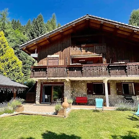 Family Chalet, Stunning Views & New Hot Tub La Cote d'Arbroz