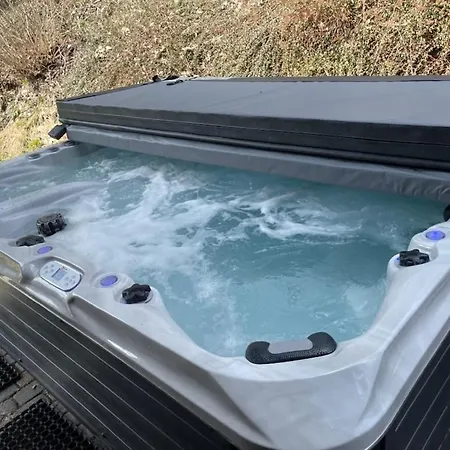 Family Chalet, Stunning Views & New Hot Tub * La Cote d'Arbroz